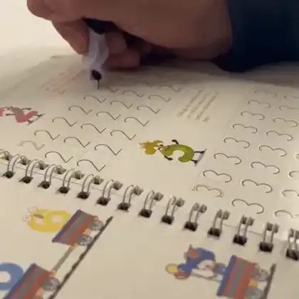Criança a escrever com a caneta mágica no caderno