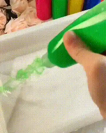 Criança a criar um elfo de gel colorido